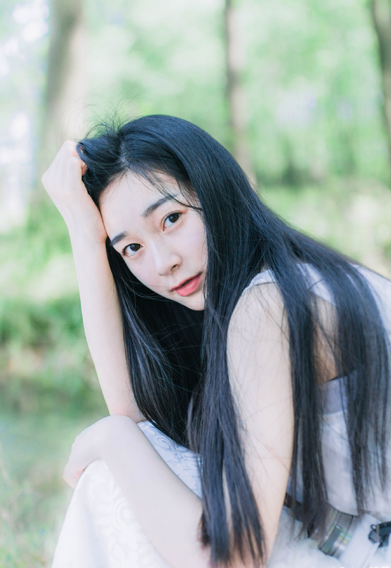 “喏！”小校点点头，神色慌急道：“回将军，泠苞被刘璝说降，如今已经打开城门，庞统、魏延已经带着兵马杀进城来，将军，我们该怎么办？”